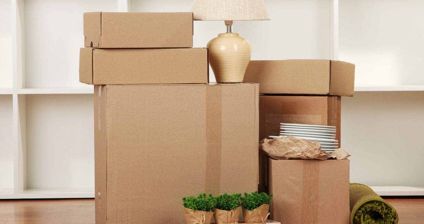 Zusammengestellte Umzugskartons in einer geräumten Wohnung